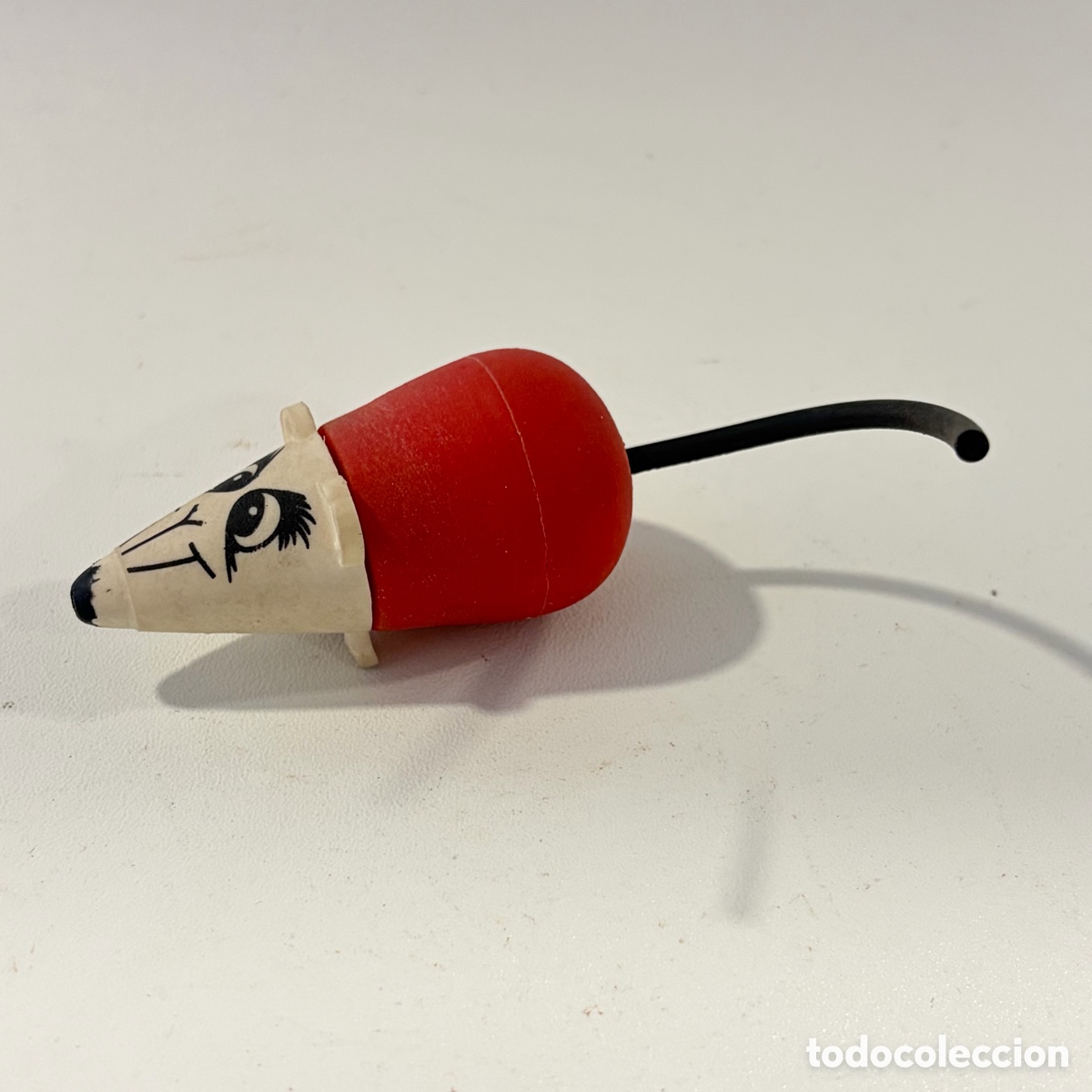 Escriban&iacute;a: goma de borrar antigua con forma de rat&oacute;n Pelikan rojo y blanco con cola negra