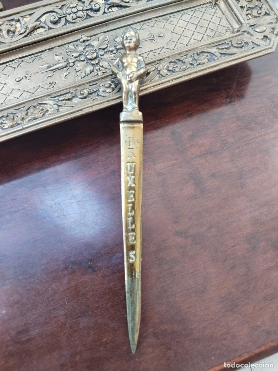 Escriban&iacute;a: Abrecartas en bronce del Manejen Pis. Antiguo. - Foto 1
