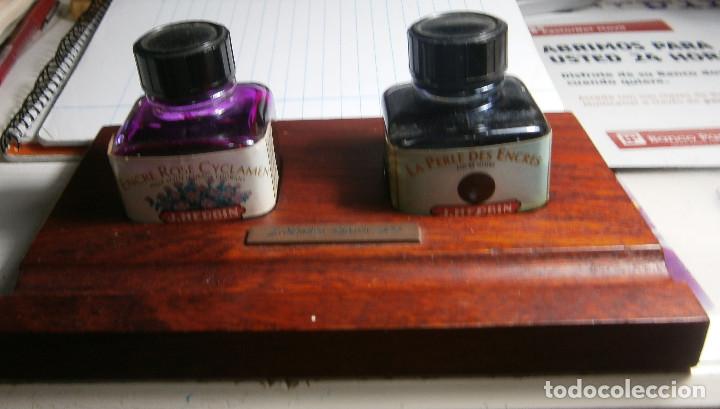 Estilogr&aacute;ficas antiguas, bol&iacute;grafos y plumas: set de tinta china con dos tinteros y base de madera - Foto 1