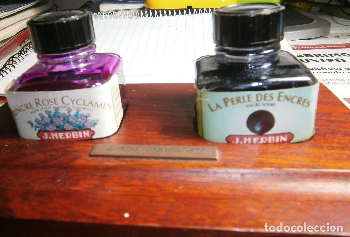 Estilogr&aacute;ficas antiguas, bol&iacute;grafos y plumas: set de tinta china con dos tinteros y base de madera - Foto 2