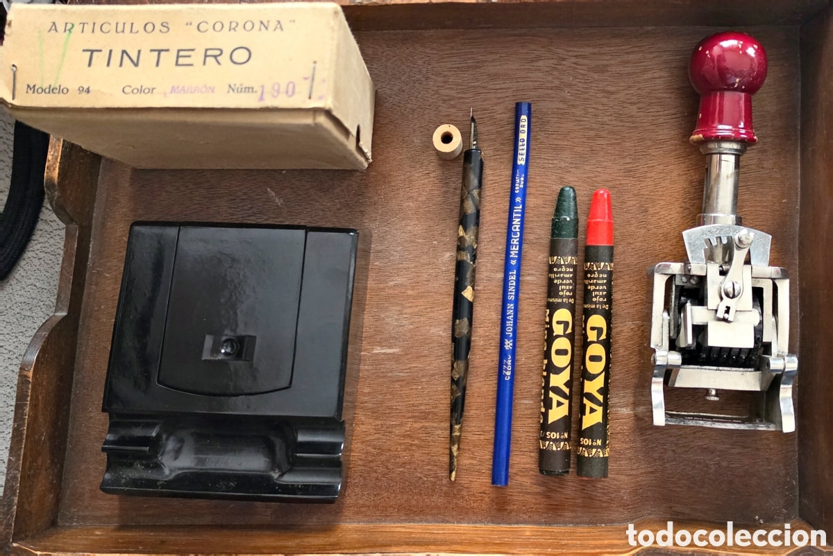 Estilogr&aacute;ficas antiguas, bol&iacute;grafos y plumas: Lote Escritura Vintage: Tintero Corona + Palillero Jaxon + Numerador Mec&aacute;nico + L&aacute;pices Goya/Sindel