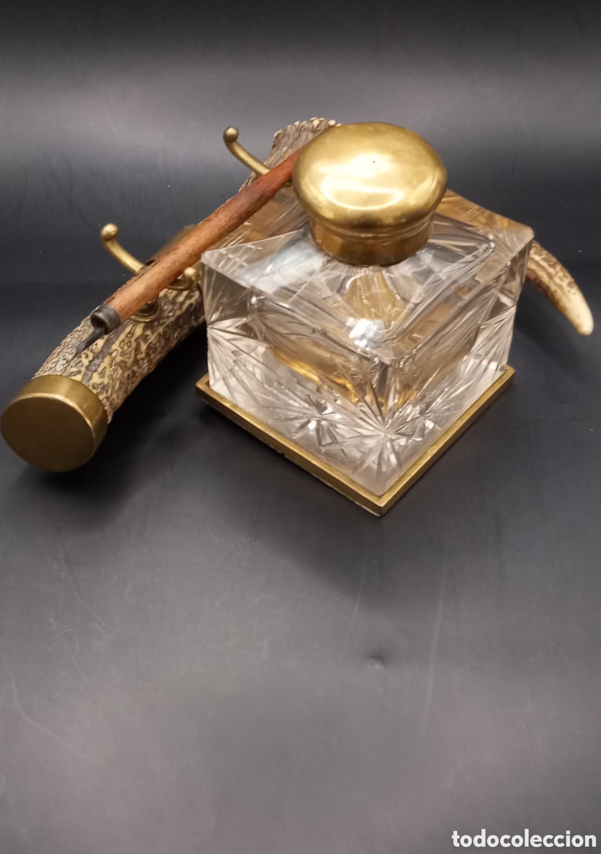 Estilogr&aacute;ficas antiguas, bol&iacute;grafos y plumas: ESCRIBANIA EN CUERNO DE CIERVO , LATON , CRISTAL SOPLADO Y BISELADO.