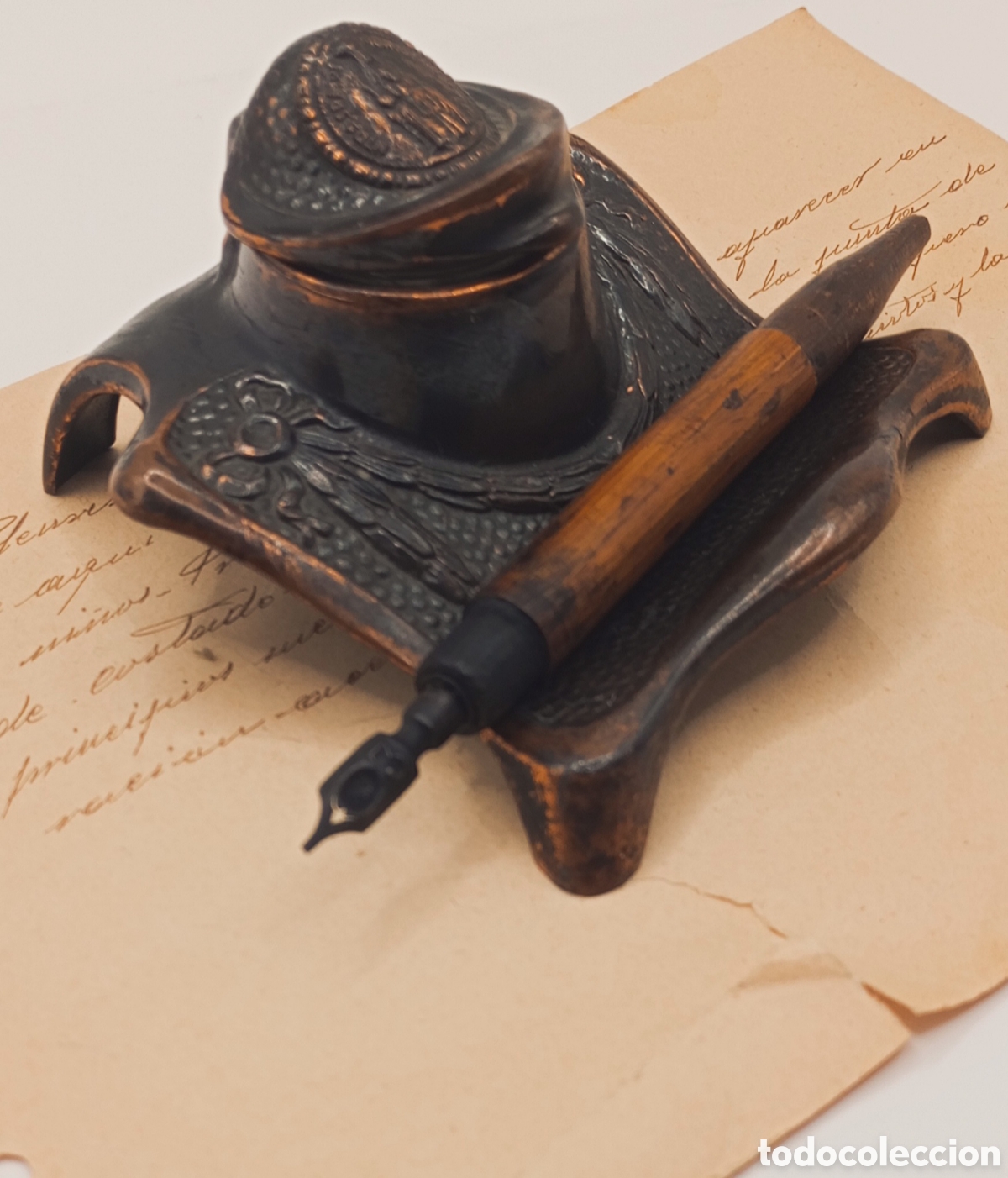 Estilogr&aacute;ficas antiguas, bol&iacute;grafos y plumas: CONJUNTO DE TINTERO Y PORTAPLUMAS RECUERDO (Ntra, Sra, de Montserrat) Circa 1900.