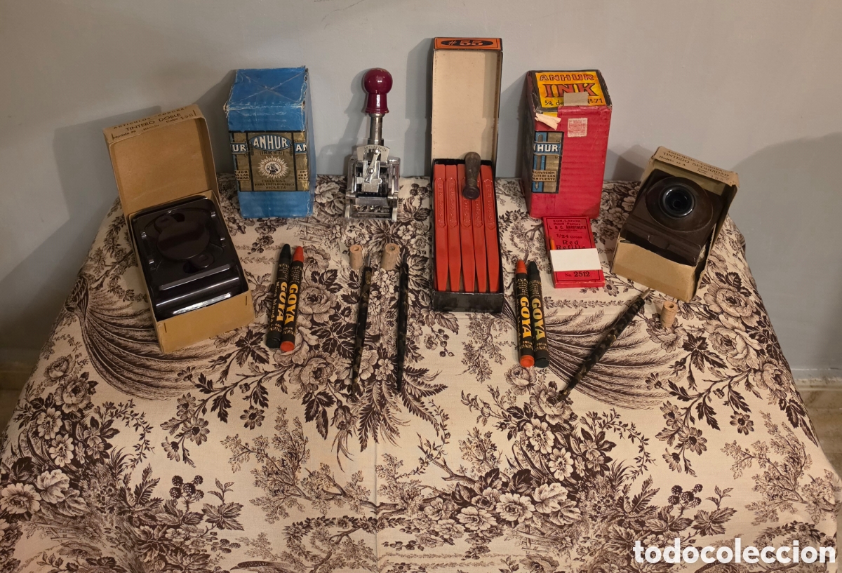 Alte F&uuml;llfederhalter, Kugelschreiber und Federn: ​Magn&iacute;fico Lote de Escritorio Antiguo / Oficina Vintage: Tinteros Baquelita Corona, Tintas Anhur....