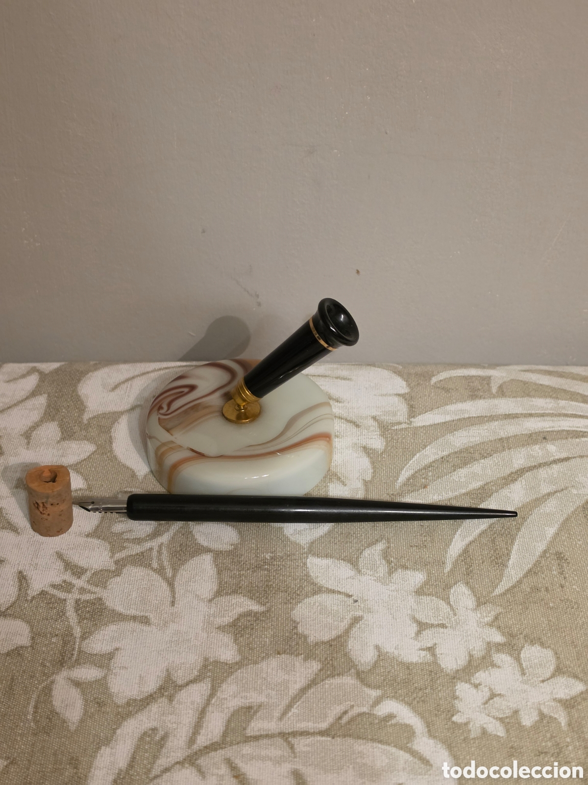 Estilogr&aacute;ficas antiguas, bol&iacute;grafos y plumas: ​Antiguo tintero de mesa de cristal &rdquo;slag glass&rdquo; marmoleado y pluma de escritorio Jaxon Pen