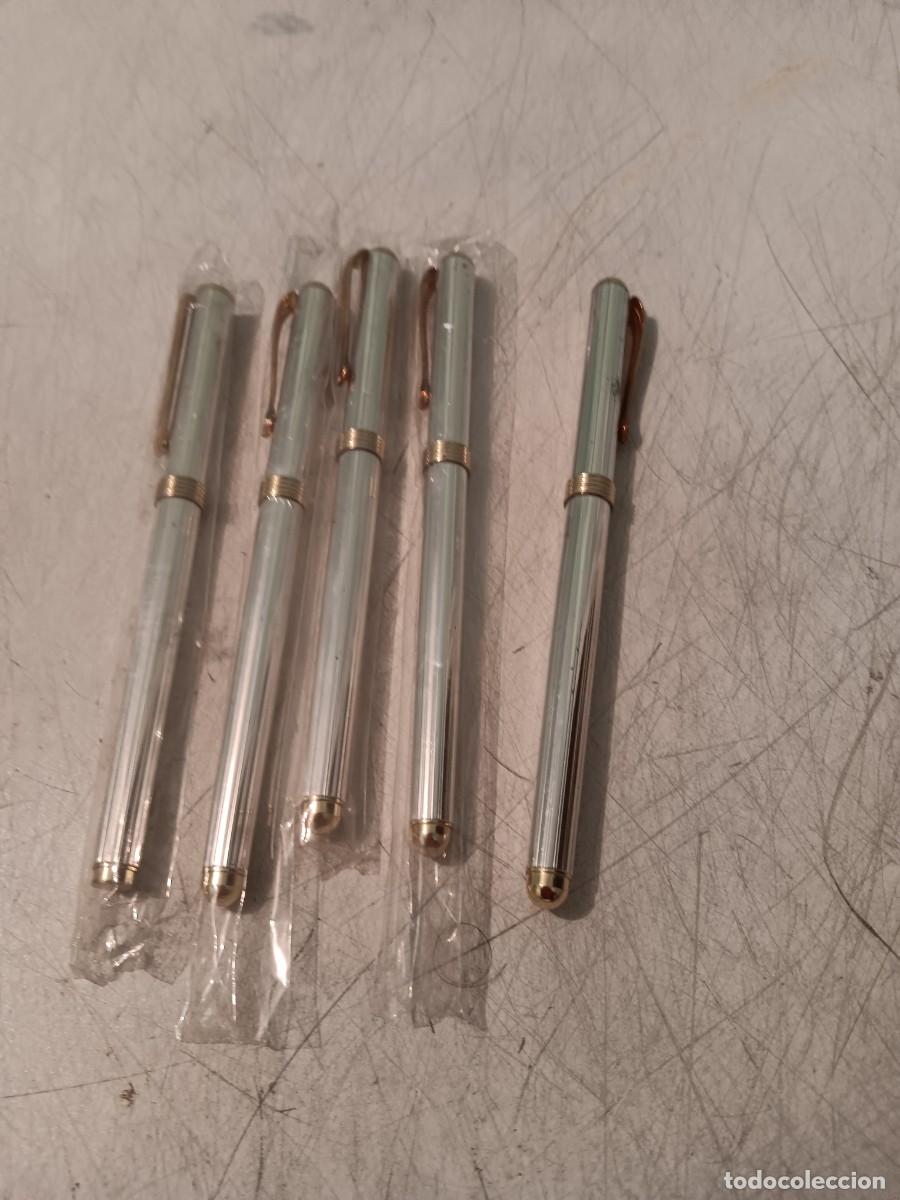 Estilogr&aacute;ficas antiguas, bol&iacute;grafos y plumas: Lote 5 plumas nuevas plateadas con dise&ntilde;o rayado y detalles chapados en oro iridium point germany.