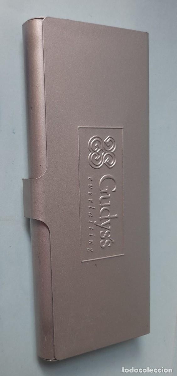 Estilogr&aacute;ficas antiguas, bol&iacute;grafos y plumas: Caja Estuche plateada GUDYS 'S EVERLASTING con una pluma plateada, falta bol&iacute;grafo o lapiz.