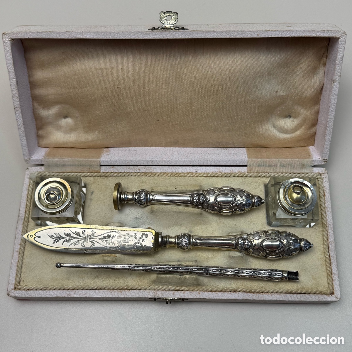 Estilogr&aacute;ficas antiguas, bol&iacute;grafos y plumas: Juego completo de escriban&iacute;a en plata del siglo XIX.