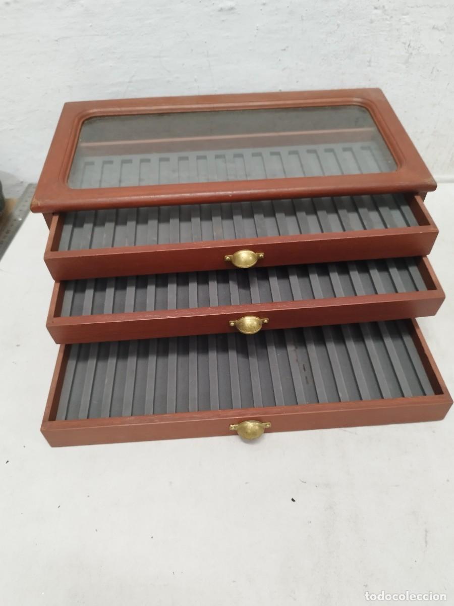 Estilogr&aacute;ficas antiguas, bol&iacute;grafos y plumas: Antiguo mueble expositor de madera para 50 plumas estilogr&aacute;ficas. Con tres cajones tapa de cristal.