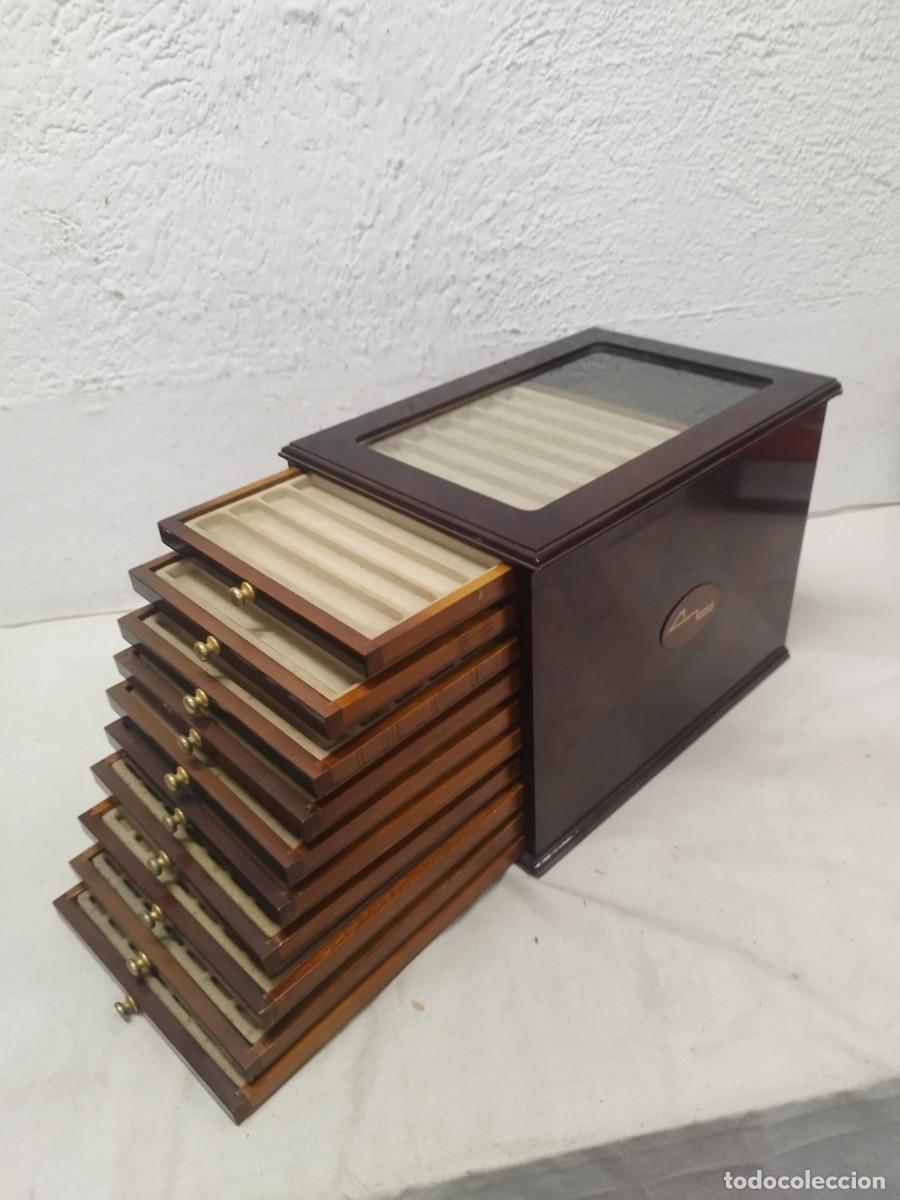 Estilogr&aacute;ficas antiguas, bol&iacute;grafos y plumas: Antiguo mueble expositor de madera para 100 plumas estilogr&aacute;ficas. Con 10 cajones. M. Lopez.