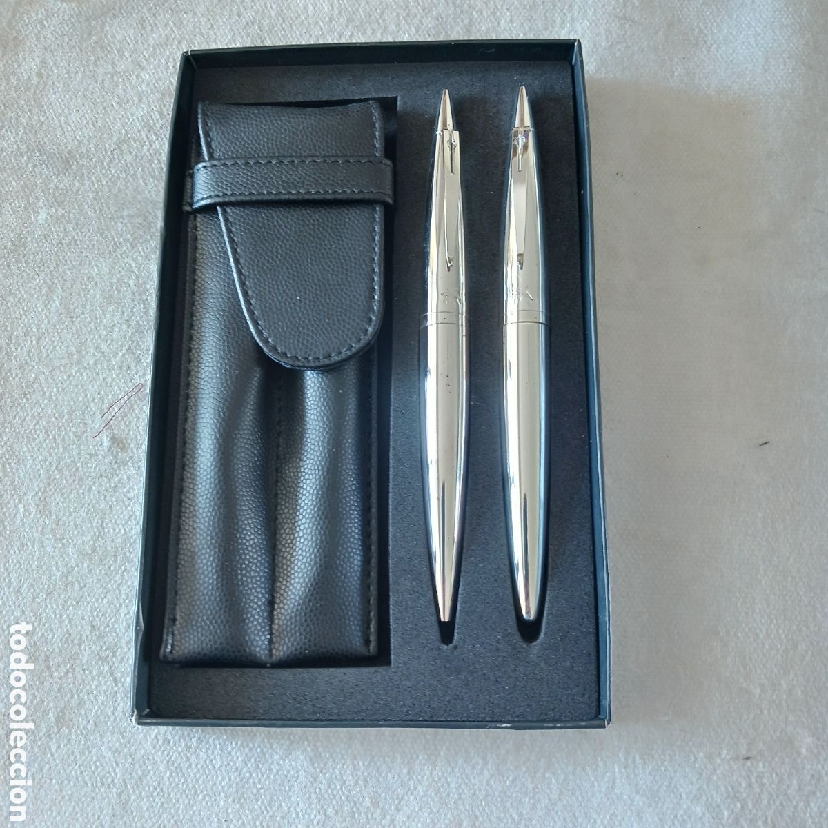 Estilogr&aacute;ficas antiguas, bol&iacute;grafos y plumas: Estuche con boligrafo y estilogr&aacute;fica chapados en plata,con funda de polipiel.