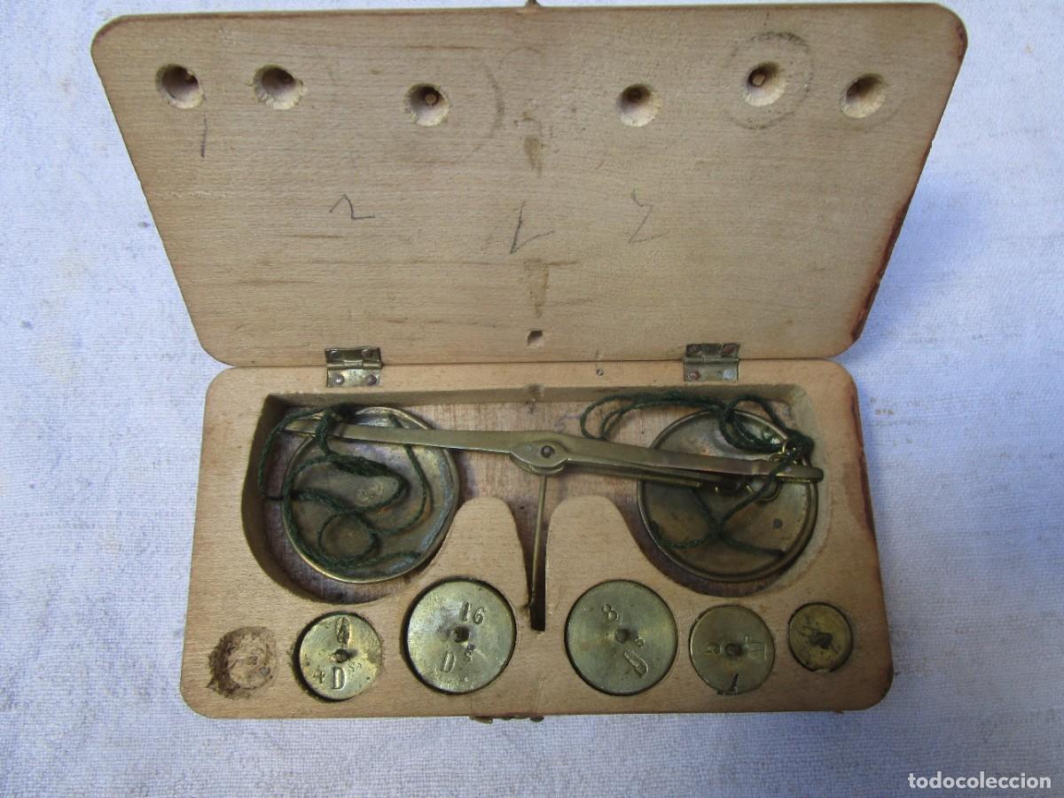 Alte F&uuml;llfederhalter, Kugelschreiber und Federn: Balanza de joyero joyer&iacute;a - fiales XIX - en bronce - 5 pesas de 8, adjuntamos gramaje de cada una.