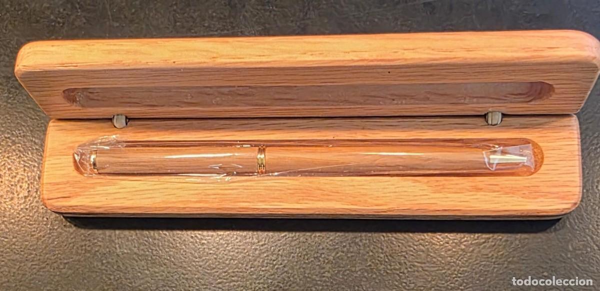Stilografiche antiche, penne a sfera e penne: Bol&iacute;grafo de madera natural con detalles dorados y estuche de madera a juego &ndash; 13 cm