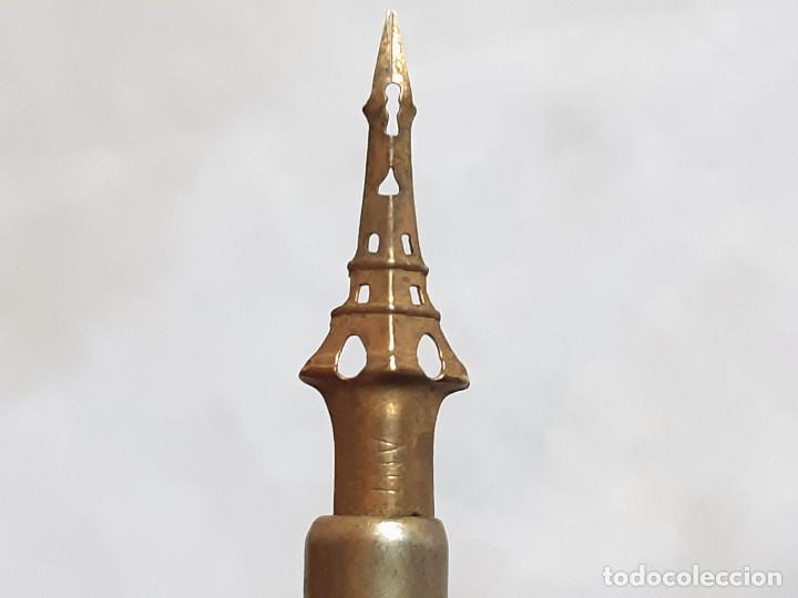 Plumas estilogr&aacute;ficas antiguas: Pluma en vidrio. el plum&iacute;n tiene forma de la Torre Eifel. - Foto 5