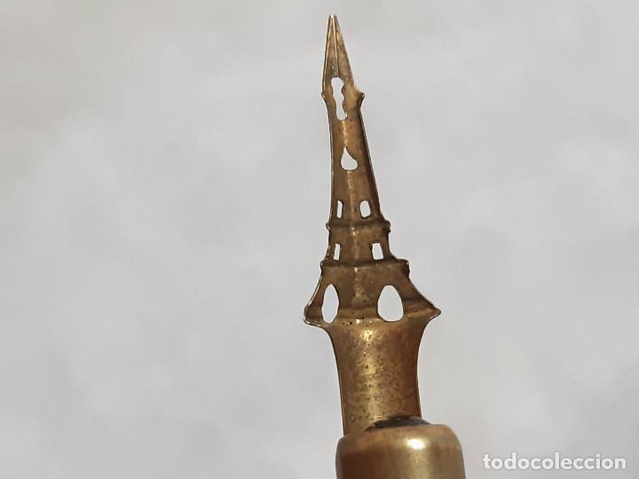 Plumas estilogr&aacute;ficas antiguas: Pluma en vidrio. el plum&iacute;n tiene forma de la Torre Eifel. - Foto 6