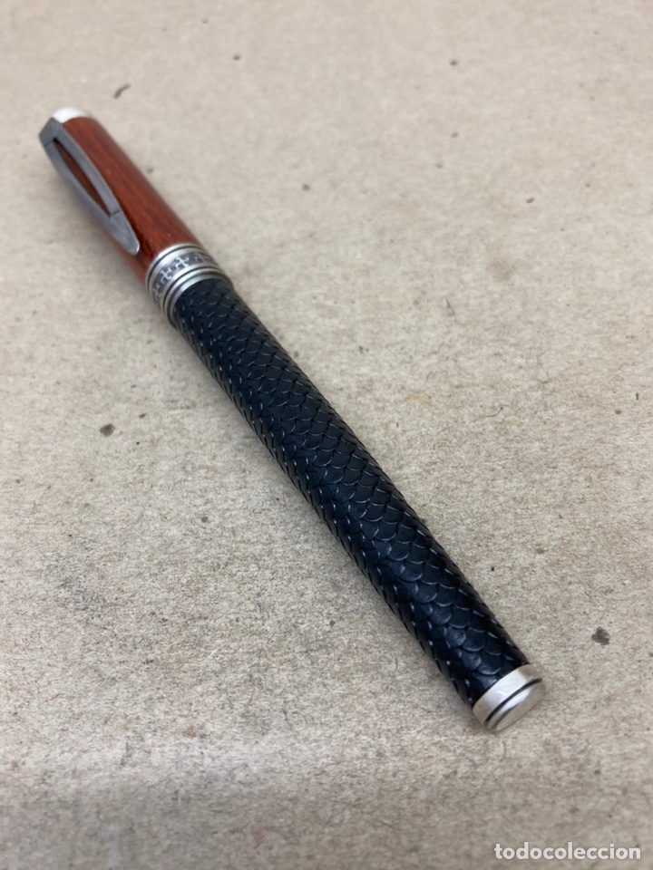 Plumas estilogr&aacute;ficas antiguas: Pluma cuerpo celuloide negro cabuchon de madera