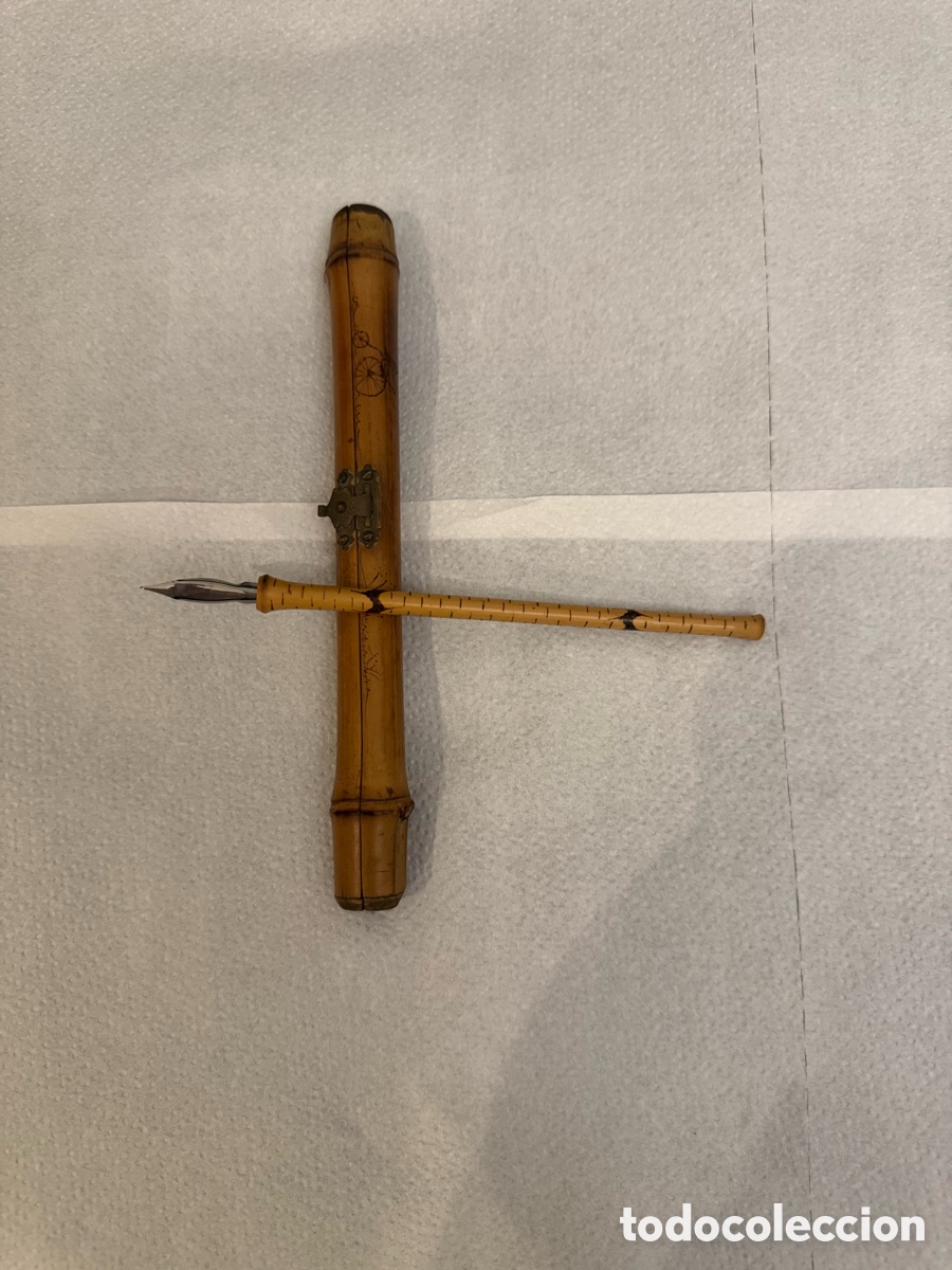 Plumas estilogr&aacute;ficas antiguas: Antigua pluma con plumilla y estuche de bamb&uacute; pintado. Instrumento de escritura. Siglo XIX