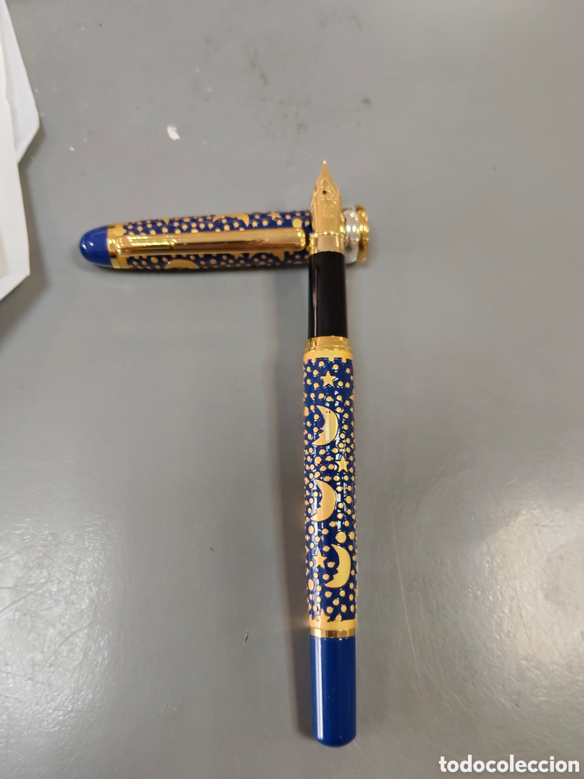 Plumas estilogr&aacute;ficas antiguas: Pluma colecci&oacute;n decorada con lunas