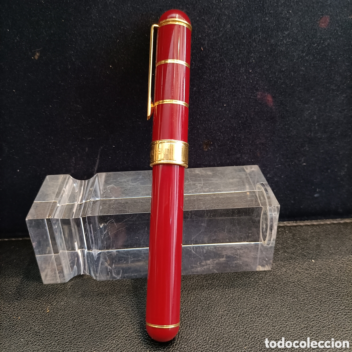 Old Fountain Pens: Estilogr&aacute;fica YVES SAINT LAURENT, cuerpo en esmalte rojo y detalles en dorado. Sistema de carga m