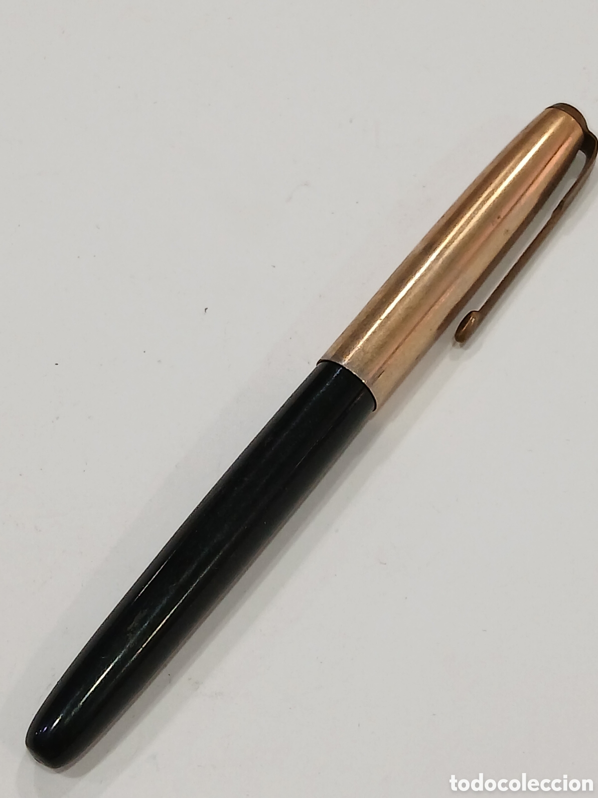 Old Fountain Pens: Estilogr&aacute;fica vintage negra y dorada. (L57)