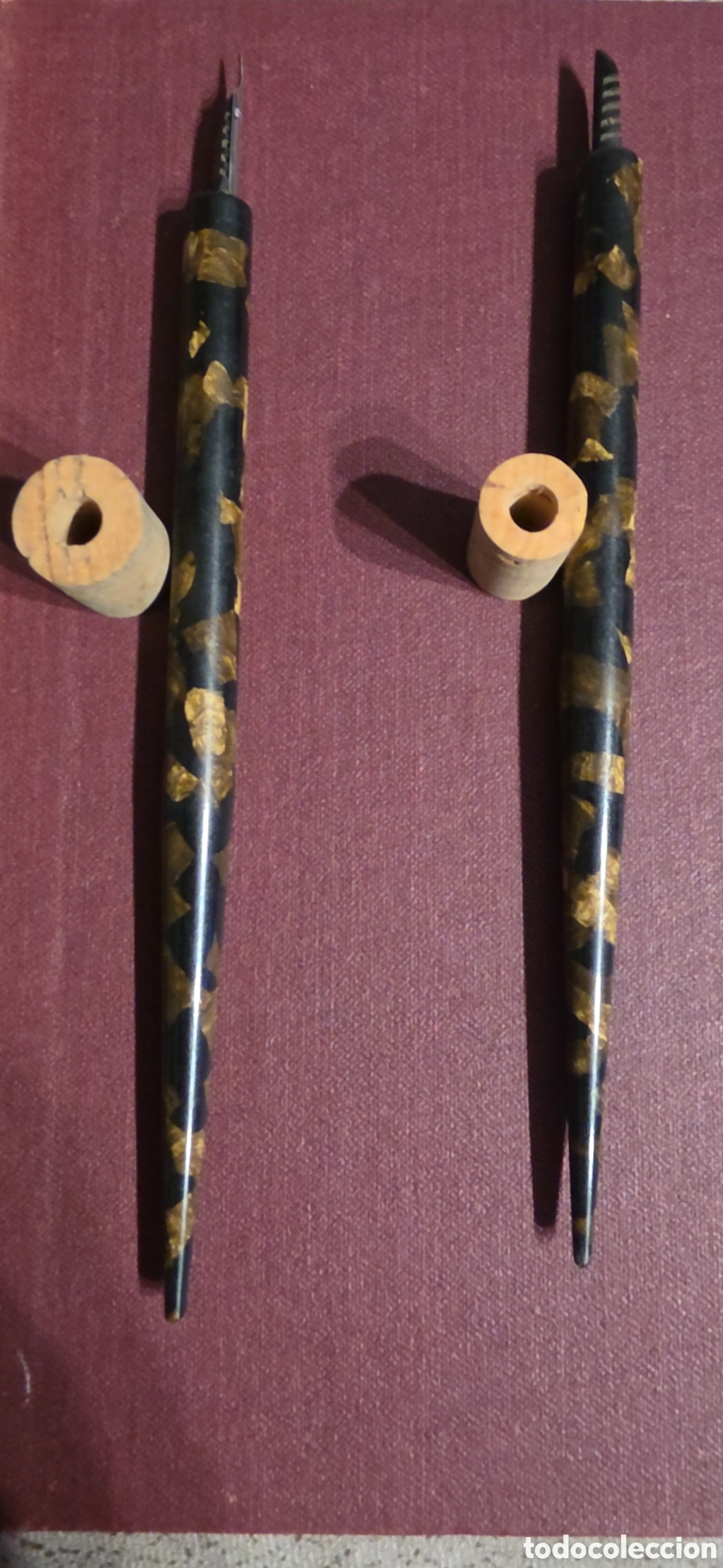 Plumas estilogr&aacute;ficas antiguas: Pareja de Portaplumas Antiguos &rdquo;The Saxon Pen&rdquo; &ndash; Celuloide Moteado Dorado y Negro