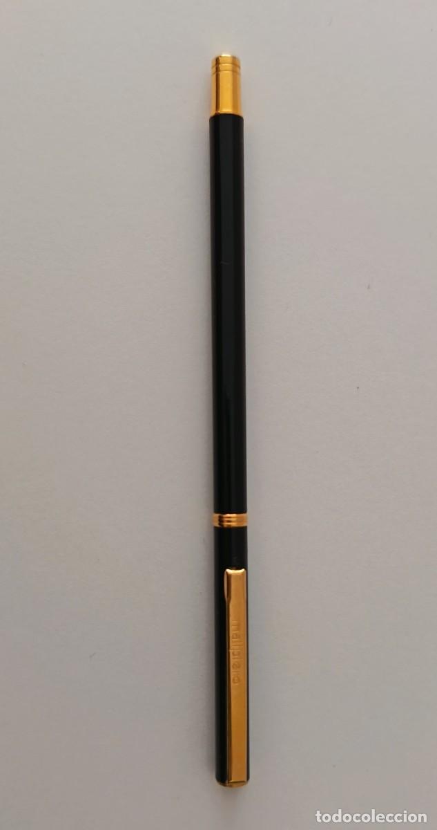 Plumas estilogr&aacute;ficas antiguas: Boligrafo Malipiero. Lacado negro y dorado. Fino.