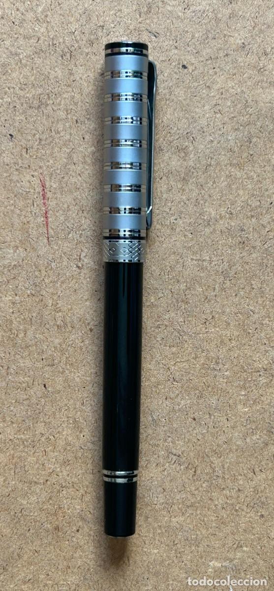 Alte F&uuml;llfederhalter: Pluma estilogr&aacute;fica francesa marca Sz. Leqi, de Paris. En color cromo y negra