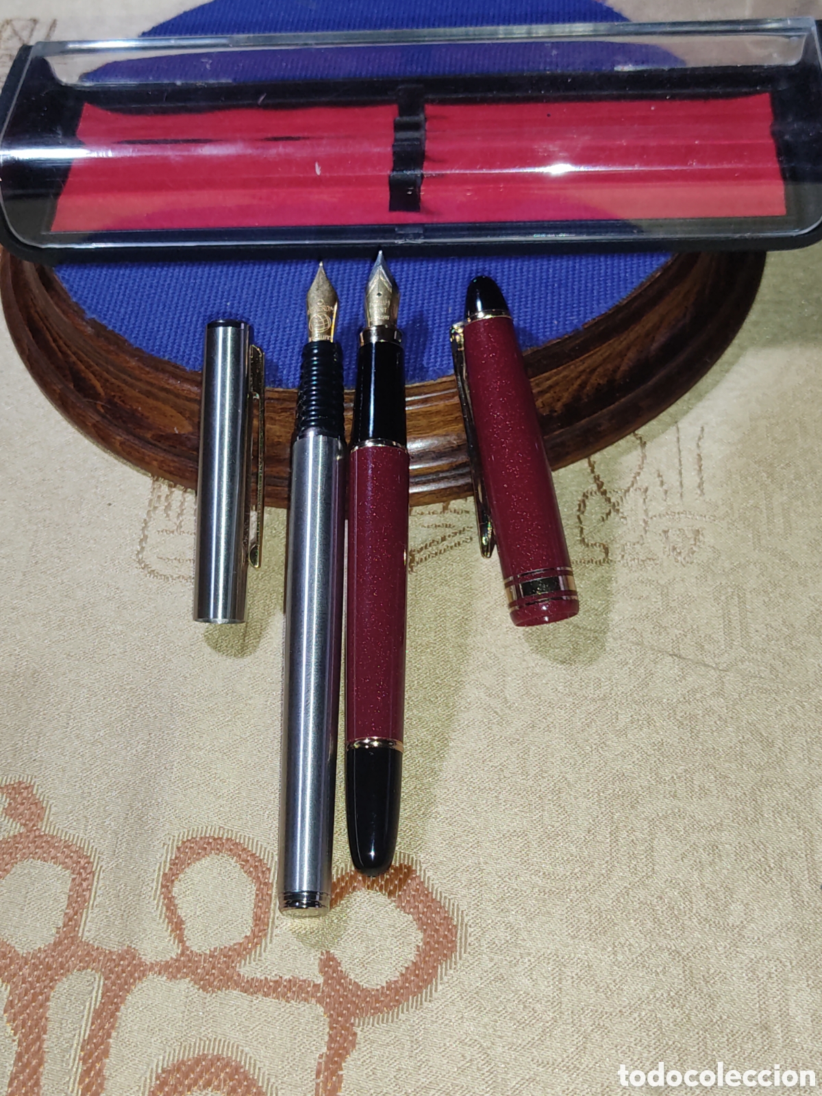 Plumas estilogr&aacute;ficas antiguas: Pluma estilogr&aacute;fica Inoxcron y roja lacada creo que Pierre Cardin.Sin uso.