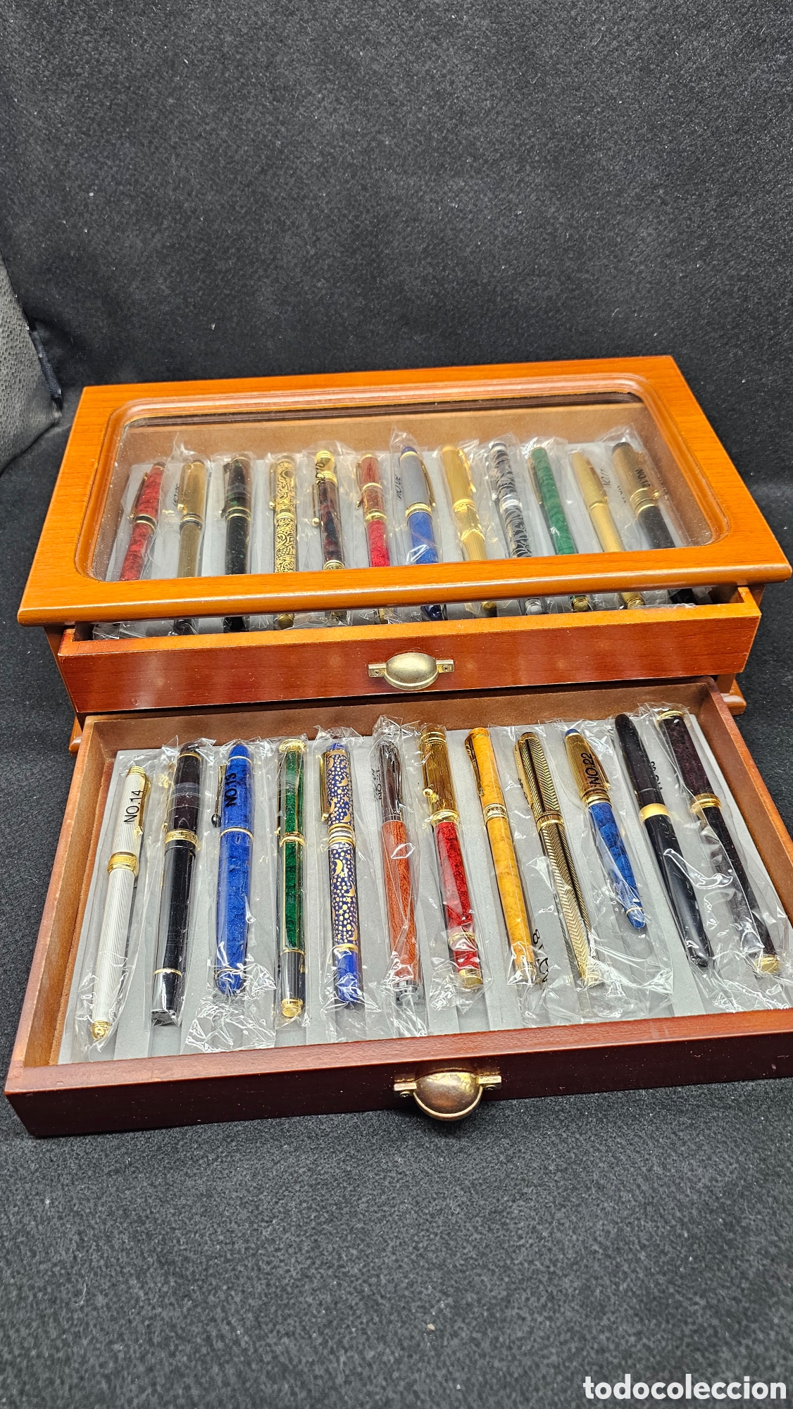 Plumas estilogr&aacute;ficas antiguas: Colecci&oacute;n de plumas con mueble expositor