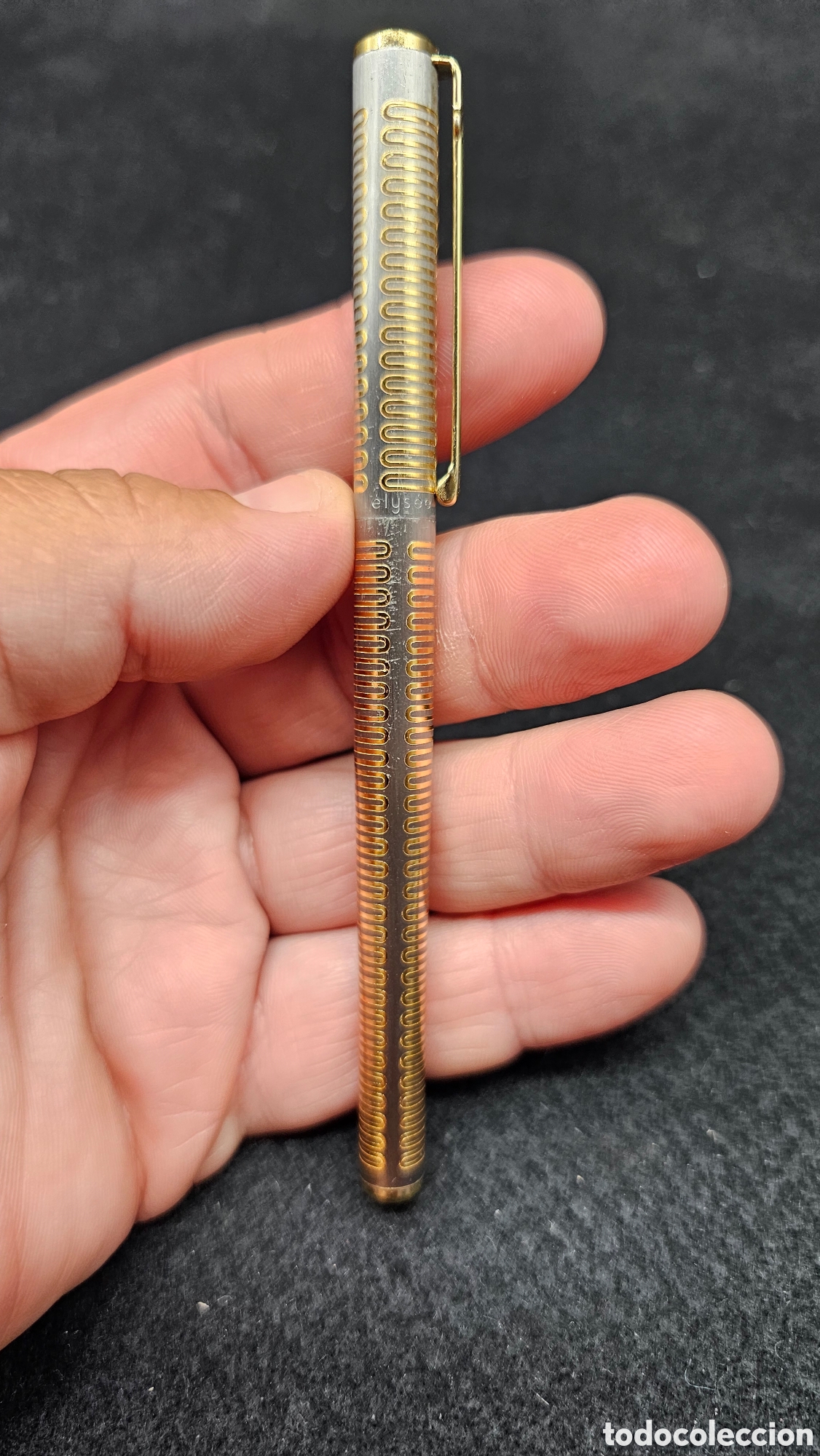 Plumas estilogr&aacute;ficas antiguas: Elys&eacute;e (de la d&eacute;cada de 1980)cuerpo texturizado chapado en oro con plumilla de oro macizo 14 kilate