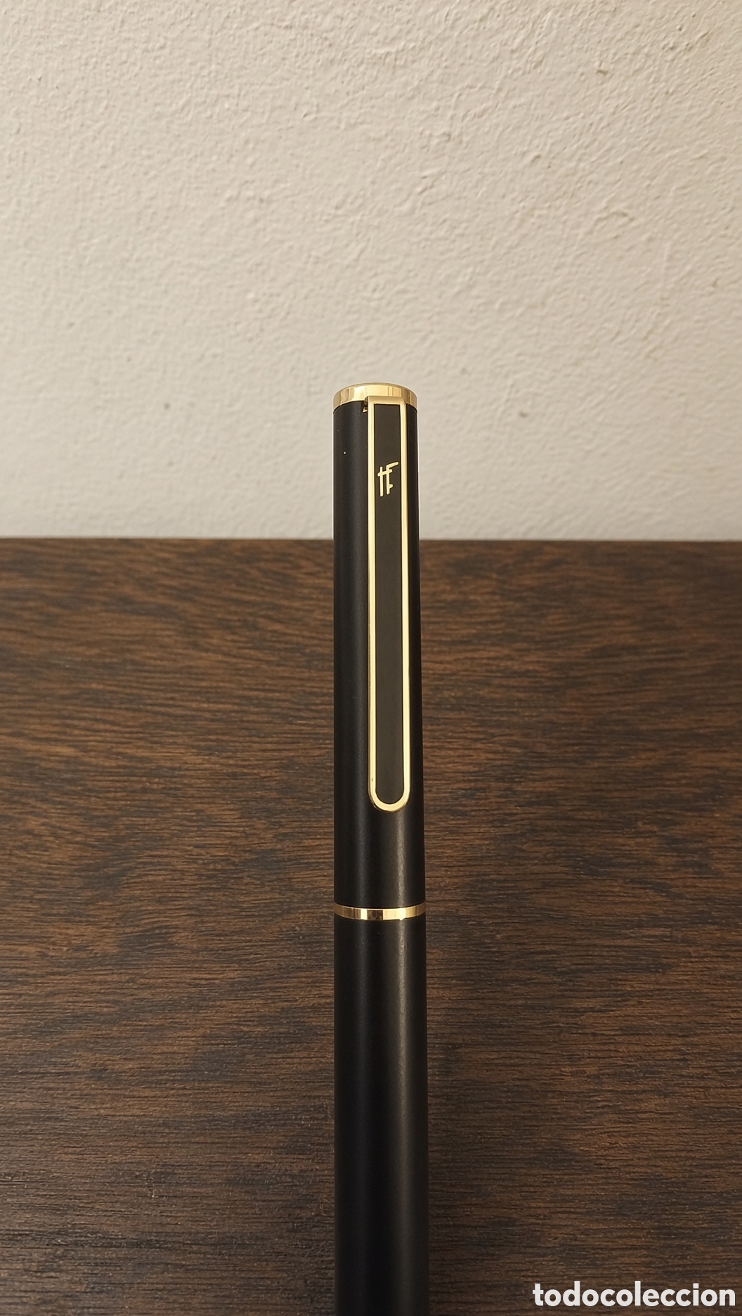 Plumas estilogr&aacute;ficas antiguas: Elegante bol&iacute;grafo de tinta negra con detalles met&aacute;licos dorados. Su dise&ntilde;o es sobrio y sofisticado.