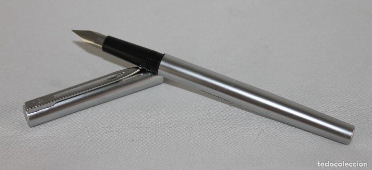 Plumas estilogr&aacute;ficas antiguas: Pluma estilogr&aacute;fica Waterman met&aacute;lica plateada. Dise&ntilde;o moderno.