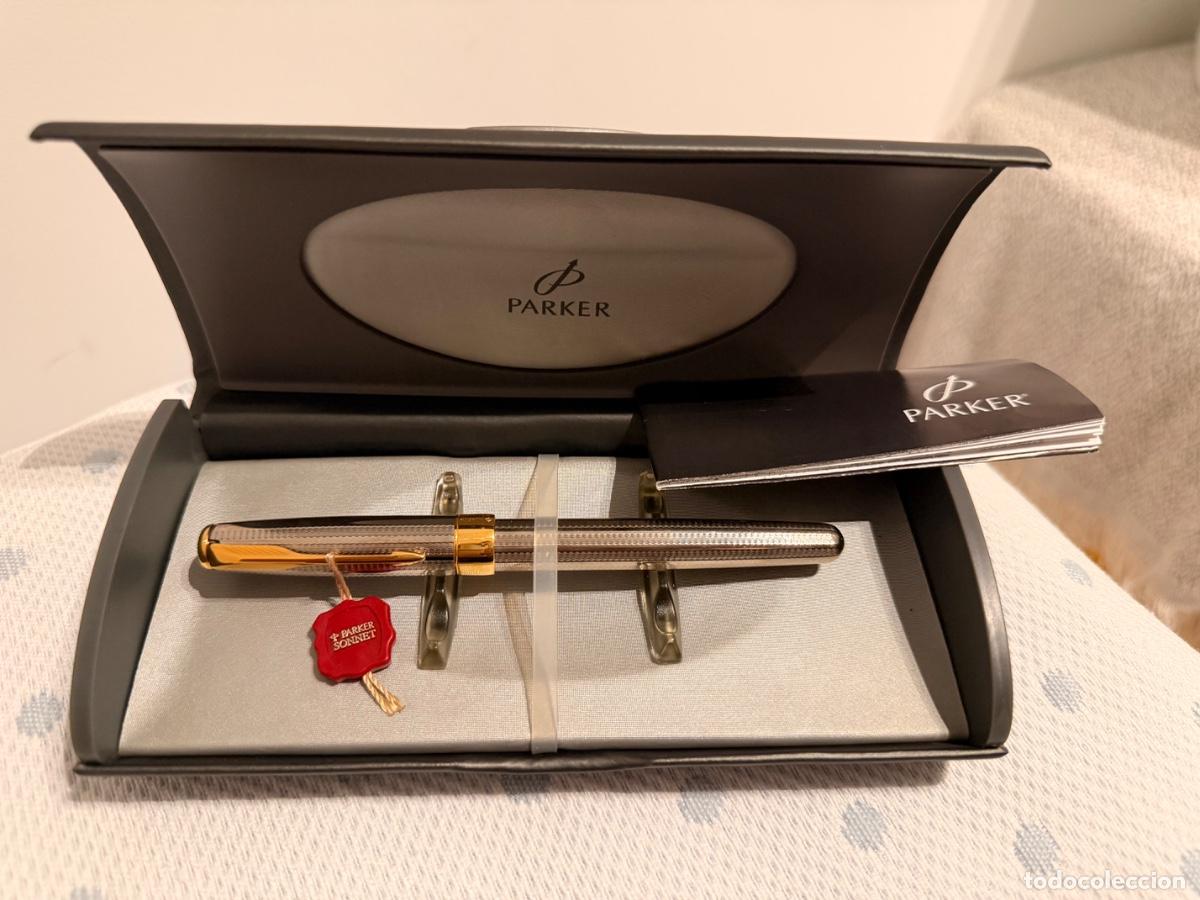 Plumas estilogr&aacute;ficas antiguas: Parker Sonnet con acabado met&aacute;lico plateado y detalles dorados (Gold Trim).