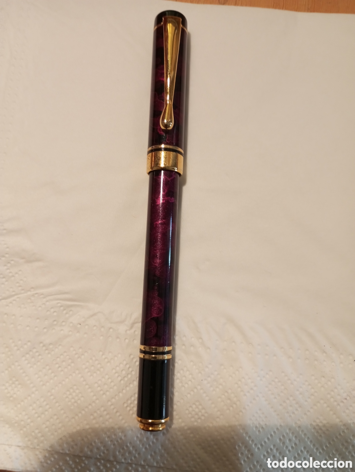 Plumas estilogr&aacute;ficas antiguas: Estilogr&aacute;fica vintage jaspeado rubi dorado y negro dibujo en plum&iacute;n marca no visible