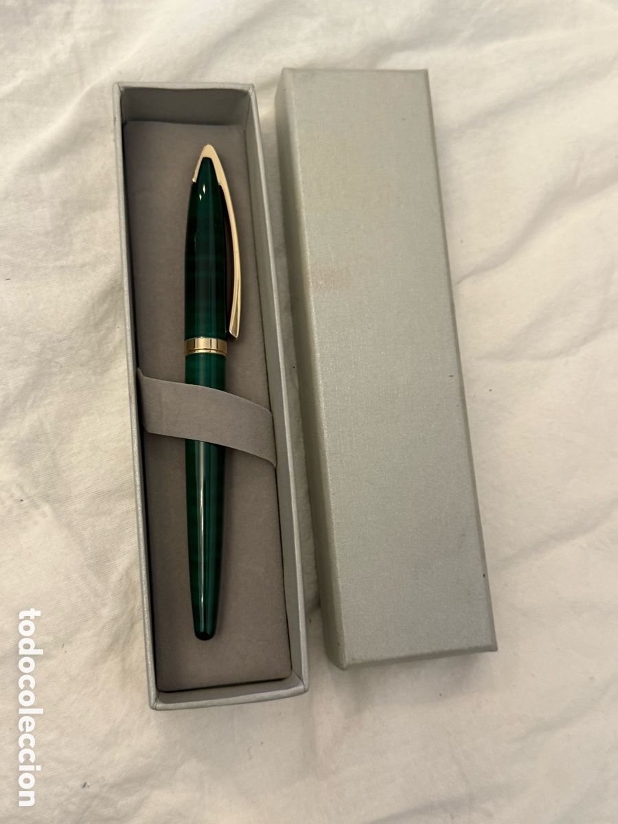 Plumas estilogr&aacute;ficas antiguas: Elegante pluma estilogr&aacute;fica vintage verde oscuro con plum&iacute;n dorado y clip grabado