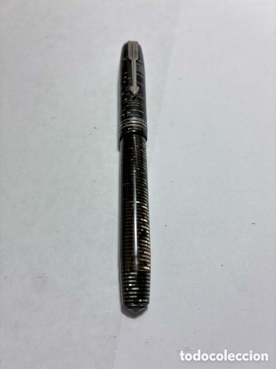 Plumas estilogr&aacute;ficas antiguas: PARKER VACUMATIC. CELULOIDE. PERLA PLATEADA. D&Eacute;CADA DE 1940. PLUM&Iacute;N DE ORO DE 14 QUILATES. EE. UU.