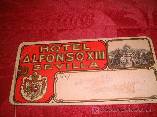 Etiquetas antiguas: ETIQUETA DE HOTEL CARTON LITOGRAFIADO PP.SG.XX. HOTEL ALFONSO XIII SEVILLA .16 X 8 CM. OJETE METAL
