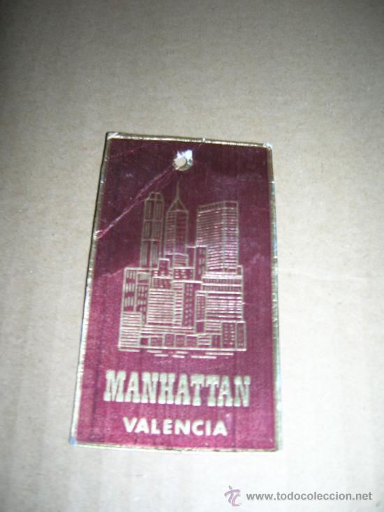 Etiquetas antiguas: ANTIGUA ETIQUETA TEXTIL MANHATTAN, VALENCIA. A&Ntilde;OS 60S/70S. MIDE 4,5 X 8 CM...