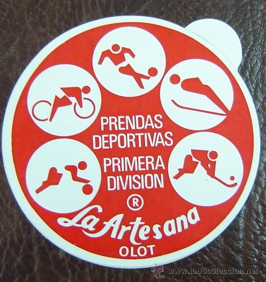 Etiquetas antiguas: PEGATINA ADHESIVO PRENDAS DEPORTIVAS LA ARTESANA OLOT-GIRONA - original sin despegar