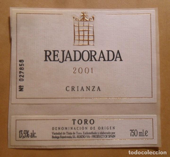 Etiquetas antiguas: ETIQUETA DE BOTELLA Y CUELLO - VINO REJADORA 2001 - CRIANZA - TORO - N&ordm; 027856
