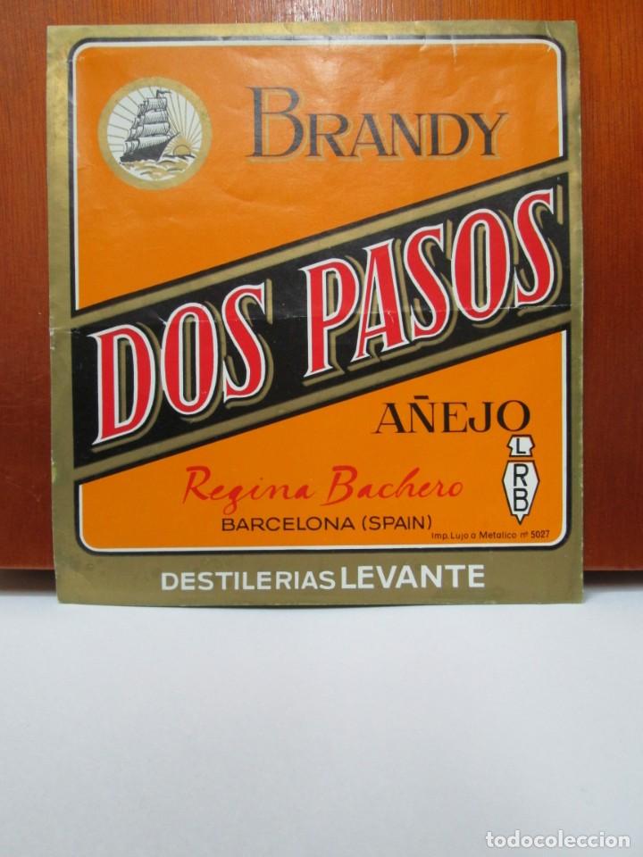 Etiquetas antiguas: ANTIGUA ETIQUETA BRANDY CO&Ntilde;AC,DOS PASOS A&Ntilde;EJO
