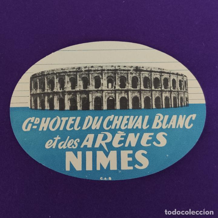 Etiquetas antiguas: ANTIGUA ETIQUETA DE HOTEL. GRAND HOTEL DU CHEVAL BLANC ET DES ARENES. NIMES. FRANCIA.