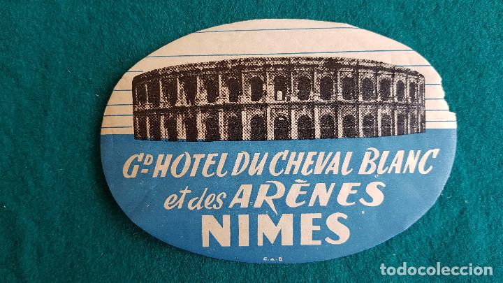 Etiquetas antiguas: ETIQUETA GRAND HOTEL DU CHEVAL BLANC ET DES ARENES NIMES - FRANCIA