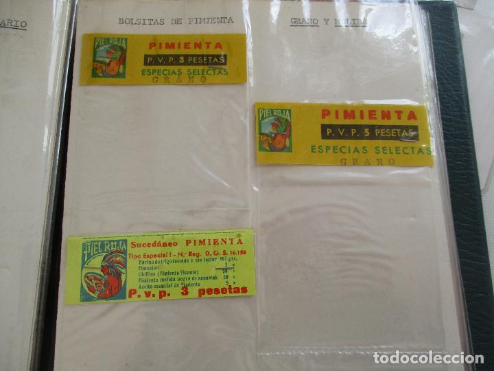 Etiquetas antiguas: 3 BOLSITAS DE PIMIENTA, GRANO Y MOLIDA, MARCA: PIEL ROJA, PEGADAS A UNA CARTULINA