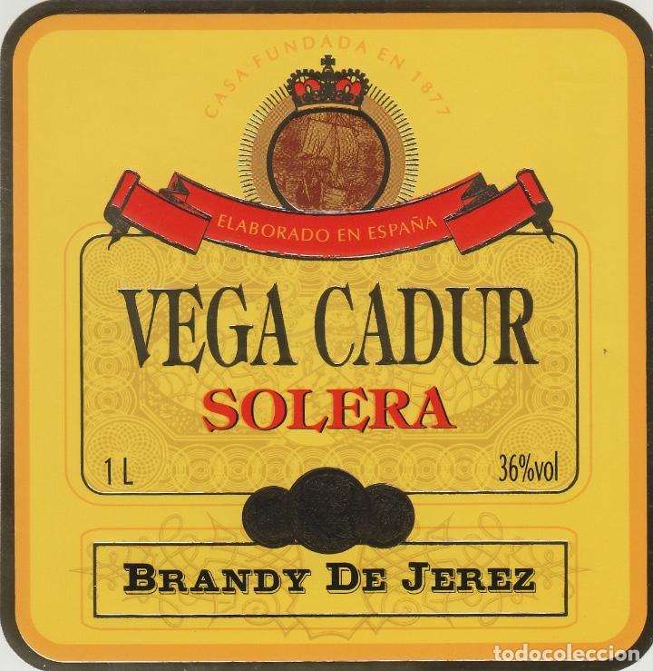 Etiquetas antiguas: JEREZ , BRANDY VEGA CADUR . ETIQUETA DE VINO ref 86