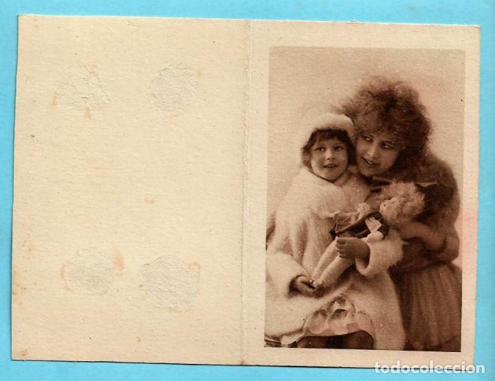 Etiquetas antiguas: TARJETA D&Iacute;PTICO CON LA IMAGEN DE UNA JOVEN Y UNA NI&Ntilde;A, S/F.