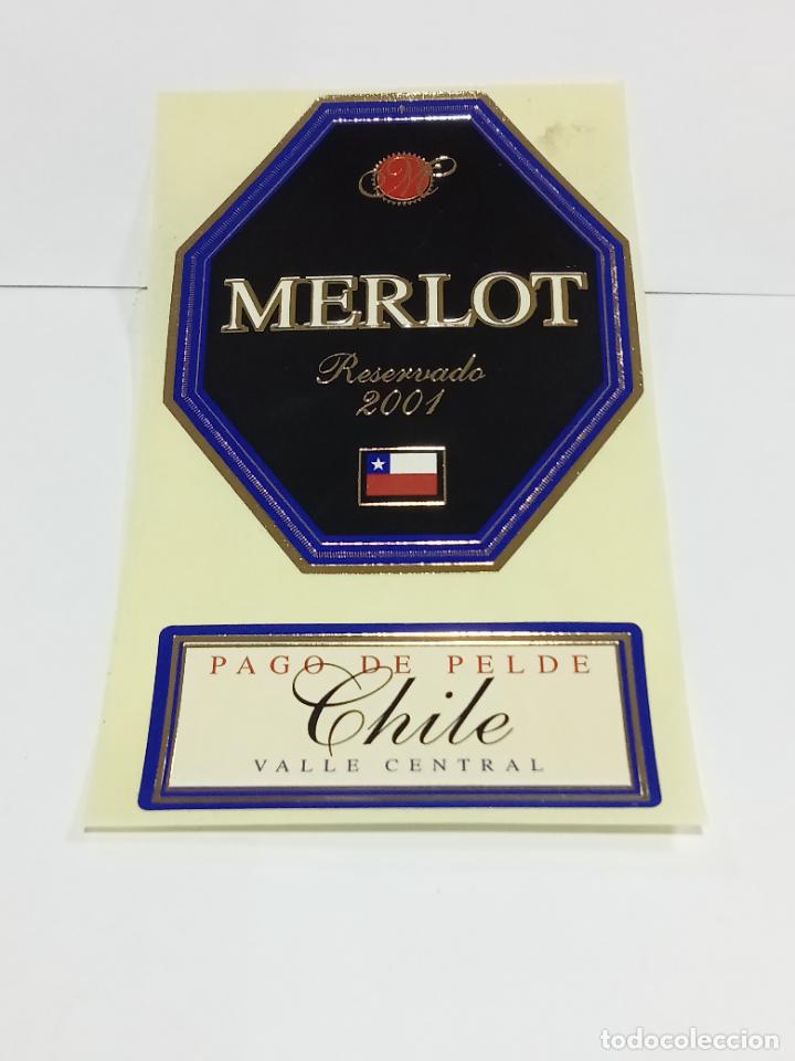Old Labels: ETIQUETA PEGATINA. VINO RESERVADO. MERLOT. 2001. PAGO DE PELDE, CHILE. VALLE CENTRAL. 8 X 9 CM