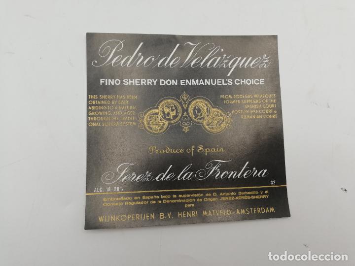 Etichette antiche: ETIQUETA. PEDRO DE VELAZQUEZ. FINO SHERRY DON ENMANUEL&acute;S CHOICE. JEREZ. MED : 11 X 11 CM APROX.