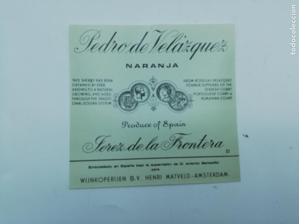 Etiquetas antiguas: ETIQUETA. PEDRO DE VELAZQUEZ. NARANJA. JEREZ DE LA FRONTERA. MED : 11 X 11 CM APROX.