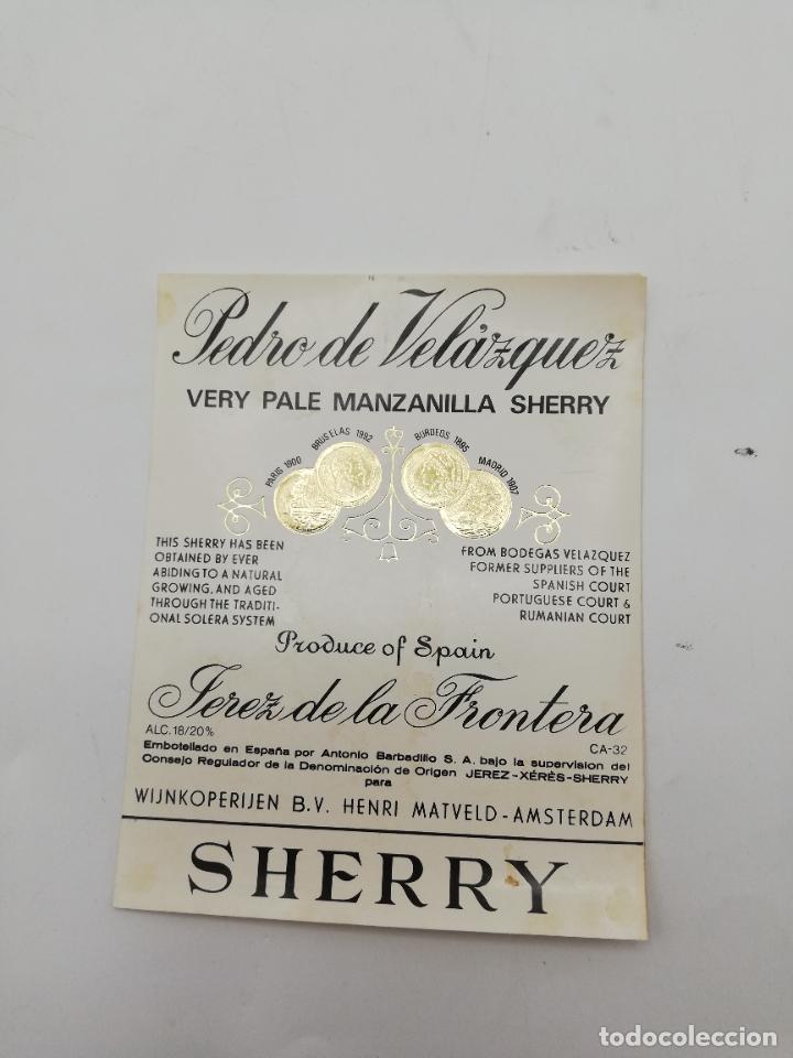 Etiquetas antiguas: ETIQUETA. PEDRO DE VELAZQUEZ. VERY PALE MANZANILLA SHERRY. JEREZ. MED : 13 X 10 CM APROX.